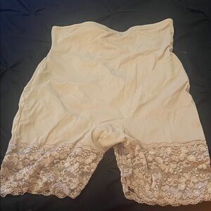 Elegant Cream Lace Trim Women's Shapewear